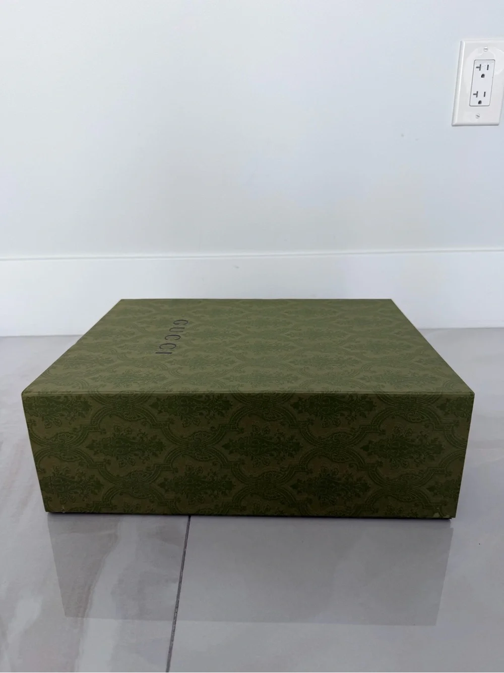 Gucci Large Green Magnetic Close Gift Box with Logo Ribbon - Picture 6 of 14